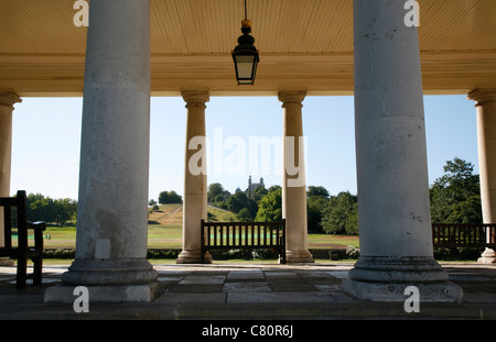 Blick durch die Kolonnade des National Maritime Museum, das Royal Observatory in Greenwich Park, Greenwich, London, Großbritannien Stockfoto