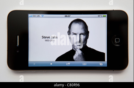 Ein Iphone zeigt die Webseite bei apple.com wo Apple kündigt den Tod von Mitbegründer Steve Jobs am 6. Oktober 2011 Stockfoto