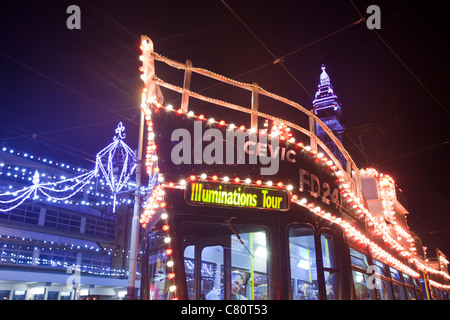 Eine elektrische Straßenbahn verkleidet als Boot für die jährlichen, Blackpool Illuminations, Blackpool, Lancashire, UK. Stockfoto