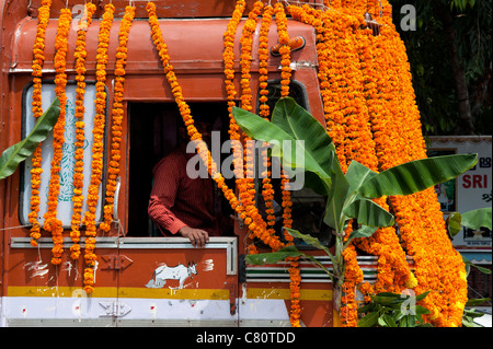 Indische Lastwagen in Blumengirlanden während der Hindu Festival der Dasara abgedeckt. Andhra Pradesh, Indien Stockfoto