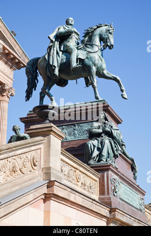 Statue von Friedrich Wilhelm IV. vor der alten Nationalgalerie, Berlin, Deutschland Stockfoto