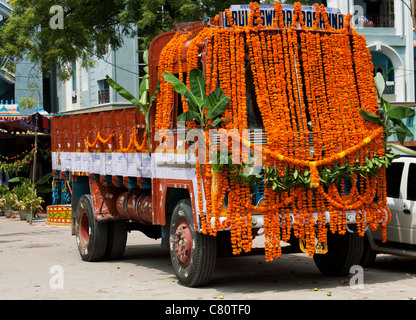 Indische Lastwagen in Blumengirlanden während der Hindu Festival der Dasara abgedeckt. Andhra Pradesh, Indien Stockfoto