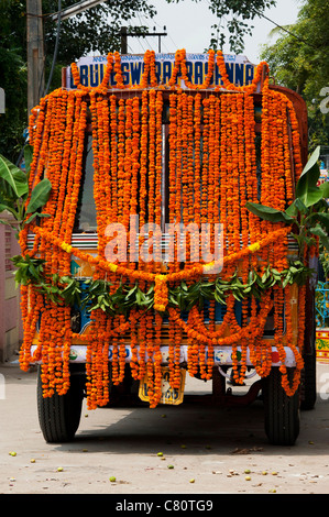 Indische Lastwagen in Blumengirlanden während der Hindu Festival der Dasara abgedeckt. Andhra Pradesh, Indien Stockfoto