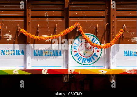 Indische Lastwagen in Blumengirlanden während der Hindu Festival der Dasara abgedeckt. Andhra Pradesh, Indien Stockfoto