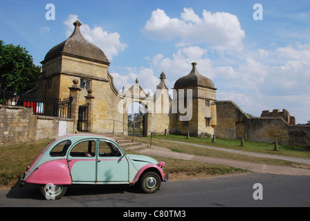 Einfahrtstore, Campden House in Chipping Campden Gloucestershire UK Stockfoto