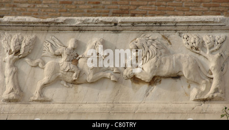 Römische Kunst. Griechenland. Relief in einem römischen Grab um das Odeon. Es zeigt ein römischer Soldat zu Pferd kämpfen ein Löwe. Patras. Stockfoto