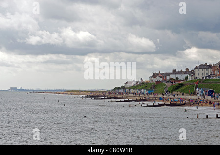 Am Meer-Stadt von Southwold mit Kernkraftwerk Sizewell im Hintergrund, Suffolk, UK. Stockfoto