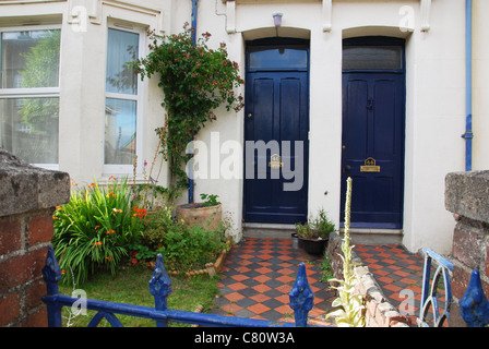 Haustüren mit karierten Pfad Moretonhampstead England Stockfoto