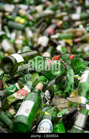 Haufen von grünem Glas Bier und Weinflaschen in einem recycling Hof UK Stockfoto