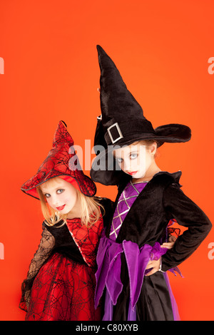 Halloween-Schwester Kind Mädchen auf orangem Hintergrund Stockfoto