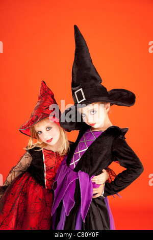 Halloween-Schwester Kind Mädchen auf orangem Hintergrund Stockfoto