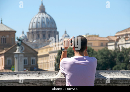 Touristen in Rom ein Foto der St. Peter Basilika, Vatikanstadt, Rom, Italien, Europa Stockfoto