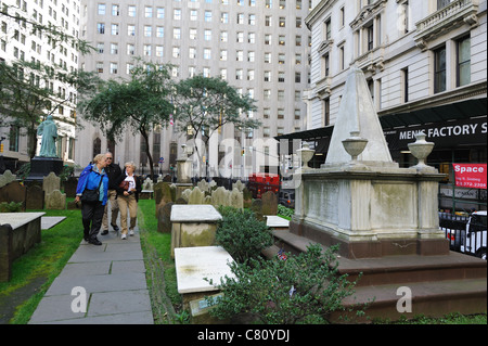 Besucher im Friedhof der Trinity Church, mit Alexander Hamilton Grab im Vordergrund. Trinity ist in Lower Manhattan. Stockfoto