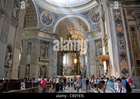 Vatikan: Sonnenlicht strömt in das Innere der Basilika St. Peter unter der Kuppel, Vatikanstadt, Rom, Italien, Europa Stockfoto