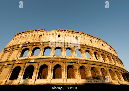 Das große Kolosseum in Rom während der goldenen Stunde am späten Nachmittag. Latium. Italien Stockfoto