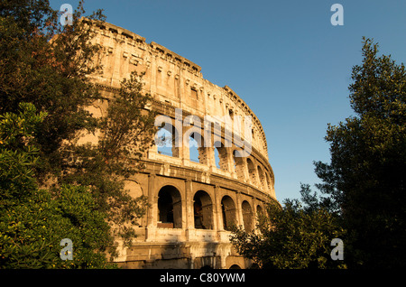 Das große Kolosseum in Rom während der goldenen Stunde am späten Nachmittag. Latium. Italien Stockfoto
