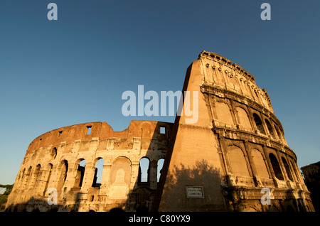 Das große Kolosseum in Rom während der goldenen Stunde am späten Nachmittag. Latium. Italien Stockfoto