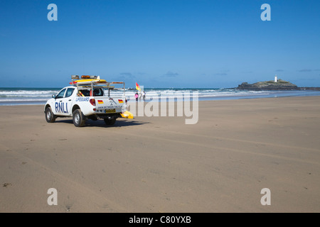 Die RLNI Rettungsschwimmer bewacht Surfer am Strand von Godrevy, Cornwall. Stockfoto