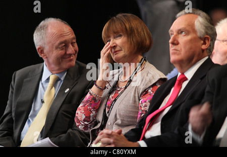 KEN Sie LIVINGSTONE TESSA JOWELL MP & PETER HAIN MP Arbeits-Londoner Bürgermeister Kandidat 25. September 2011 der AAC LIVERPOOL Englands Stockfoto