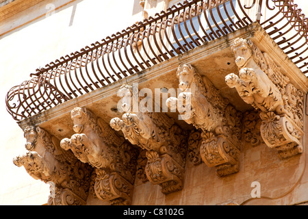 Barocken Balkon in der berühmten Stadt Noto, Sizilien, Sicilia, Italien Stockfoto