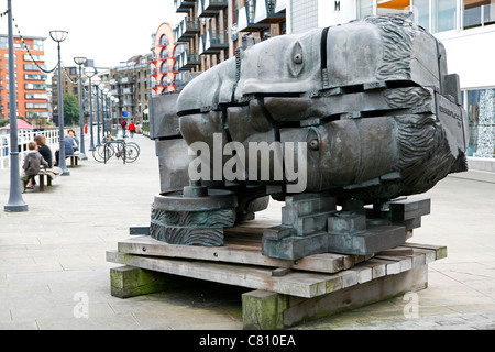 "Leiter der Erfindung' von Sir Eduardo Paolozzi. Seine Stücke werden durch die Worte eines Leonardo da Vinci Angebot getrennt. Stockfoto