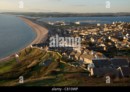 Eine Ansicht mit Blick auf Wren auf der Isle of Portland, Portland Harbour, Chesil Beach, The Fleet und Teil von Weymouth zu zeigen. Dorset, England, Vereinigtes Königreich. Stockfoto