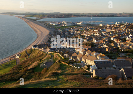 Eine Ansicht mit Blick auf Wren auf der Isle of Portland, Portland Harbour, Chesil Beach, The Fleet und Teil von Weymouth zu zeigen. Dorset, England, Vereinigtes Königreich. Stockfoto