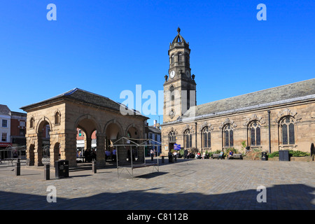 Die Buttercross und St Giles Kirche im Marktplatz, Pontefract, West Yorkshire, England, Vereinigtes Königreich. Stockfoto