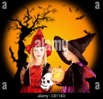 Halloween 2 Kinder Mädchen mit Baum und Fledermäuse auf orangem Hintergrund Stockfoto