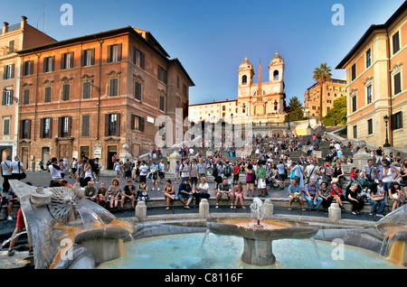 Spanische Treppe, Rom - Piazza di Spagna und Fontana della Barcaccia Brunnen mit Touristen in der Abenddämmerung Stockfoto