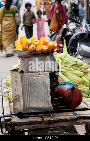 Süßer Mais am Kolben auf einem indischen Straße verkauft wird gekocht. Puttaparthi, Andhra Pradesh, Indien Stockfoto