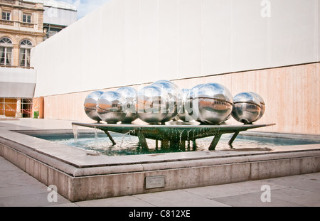 Skulptur de Sphères im Palais-Royal (Paris, Frankreich) von Pol Bury Stockfoto