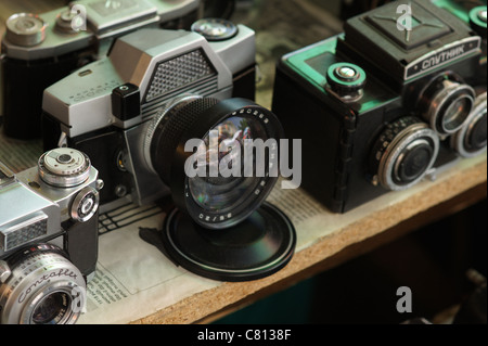 Alten Stil Filmkameras manuelle am alten Markt Stockfoto