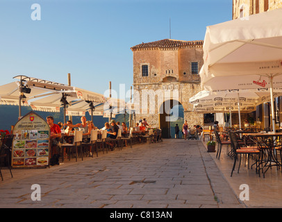 Restaurants in der alten Stadt Motovun, Istrien Stockfoto