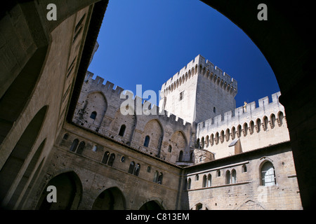 Blick auf Benedikt XII Kreuzgang aus im Palais des Papes / Palast der Päpste, Avignon, Frankreich Stockfoto