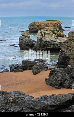 Erodierter Felsnadeln an der Plage des Cinq Pineaux bei Saint-Hilaire-de-Riez, La Vendée, Pays De La Loire, Frankreich Stockfoto