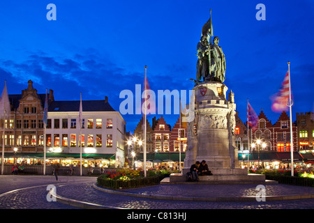 Historische Statue in Grote Markt, Marktplatz, in der Dämmerung Abenddämmerung in Brügge, Brügge, Flandern, Belgien Stockfoto