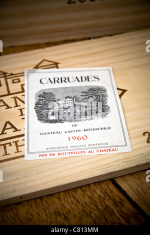 Stillleben mit Weinetikett Carruades de Chateau Lafite-Rothschild, Pauillac, Bordeaux, Jahrgang 1960. Stockfoto