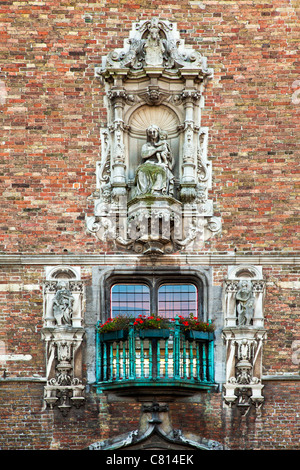 Skulptur der Madonna mit Kind auf den legendären mittelalterliche Belfried, Belfort, in der Grote Markt, Marktplatz, Brügge (Brugge) Belgien Stockfoto