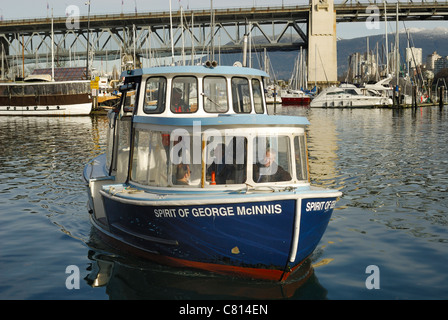 Passagiere auf einem der vielen kleinen Wasser taxis, Überführung von Pendlern und Touristen über False Creek In the City of Vancouver. Stockfoto