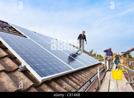 Montage von Solarpaneelen auf dem Einfamilienhausdach england gb europa Solarpaneele auf dem Dach uk Stockfoto