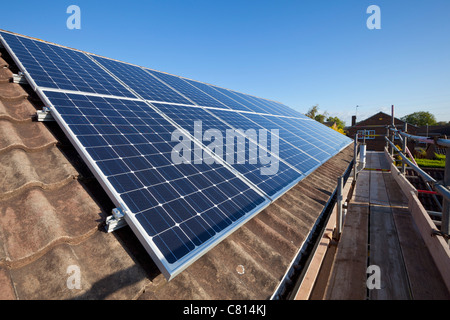 Solarpaneele werden auf dem Hausdach installiert england gb europa Solarpaneele auf dem Dach großbritannien Stockfoto