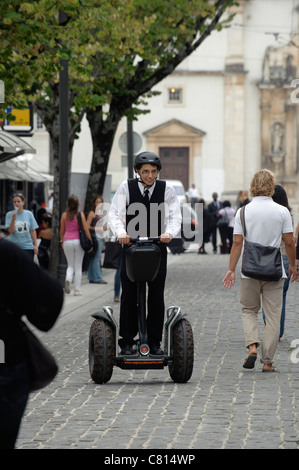 Geschäftsmann Reiten Segway in belebten Straße Stockfoto