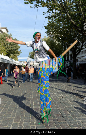 Stelzenläufer Walker Clown Straße entertainer Stockfoto