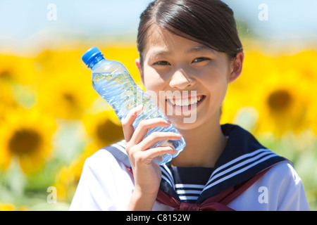Schülerin mit einer Flasche Wasser Stockfoto
