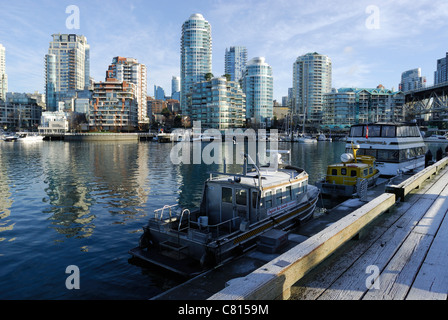 Hafen von Granville Island suchen nordwestlich über den False Creek Harbour in Richtung Yaletown, Stadt Vancouver bereift. Stockfoto