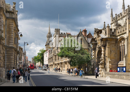 Hauptstraße mit Universität Kirche von St Mary the Virgin & Brasenose College auf der rechten Seite, Oxford, Oxfordshire, England, UK Stockfoto