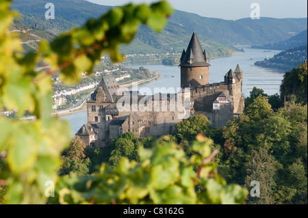 Burg Stahleck angesehen vom Weingut in Bacharach-Dorf am romantischen Rhein in Deutschland Stockfoto