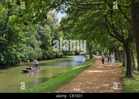 Am Fluss Cherwell Stechkahn fahren und zu Fuß entlang seiner Ufer in der Nähe von Christ Church Meadow, Oxford, Oxfordshire, England, UK Stockfoto