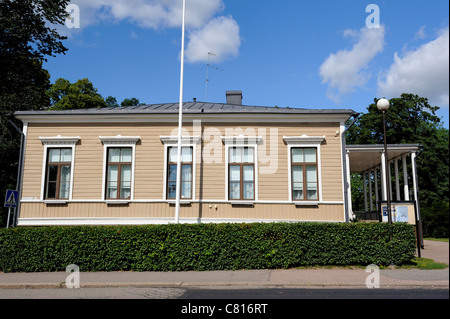 Das Parkhaus in der Stadt Hamina. Das Haus wurde im Jahre 1884 erbaut. Architekt Karl August Wrede. Früher diente das Haus als ein Hotel... Stockfoto